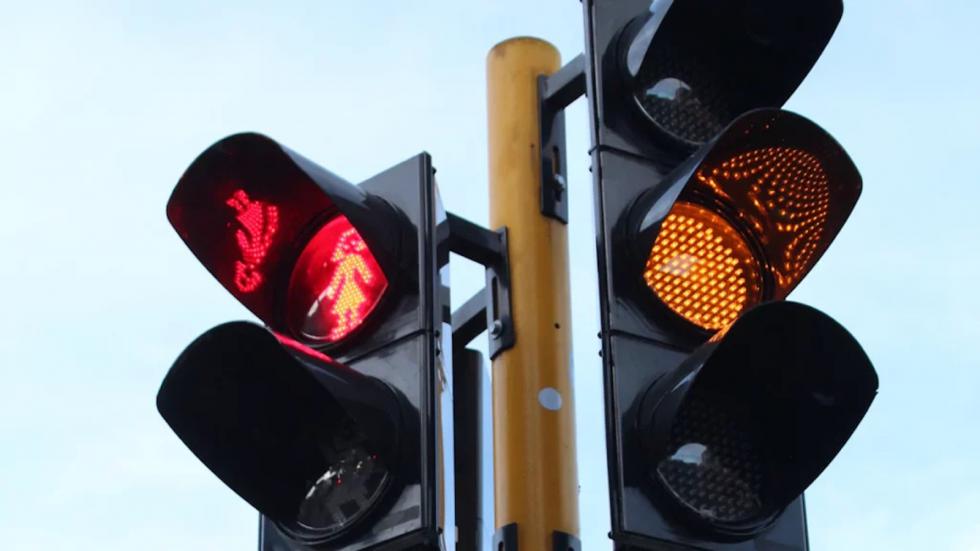 Πέρασες με πορτοκαλί φανάρι; Δες τι πρόστιμο προβλέπει ο νέος ΚΟΚ