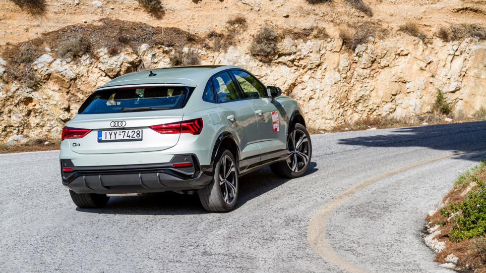 Η κεκλιμένη πίσω οροφή του Audi Q3 Sportback (σ.σ. έκδοση S-line στην φωτογραφία) μοιάζει να αναδεικνύει σε πολύ μεγαλύτερο βαθμό όλα τα σχεδιαστικά νεύρα και τους τονισμένους ώμους που έχει το Q3.