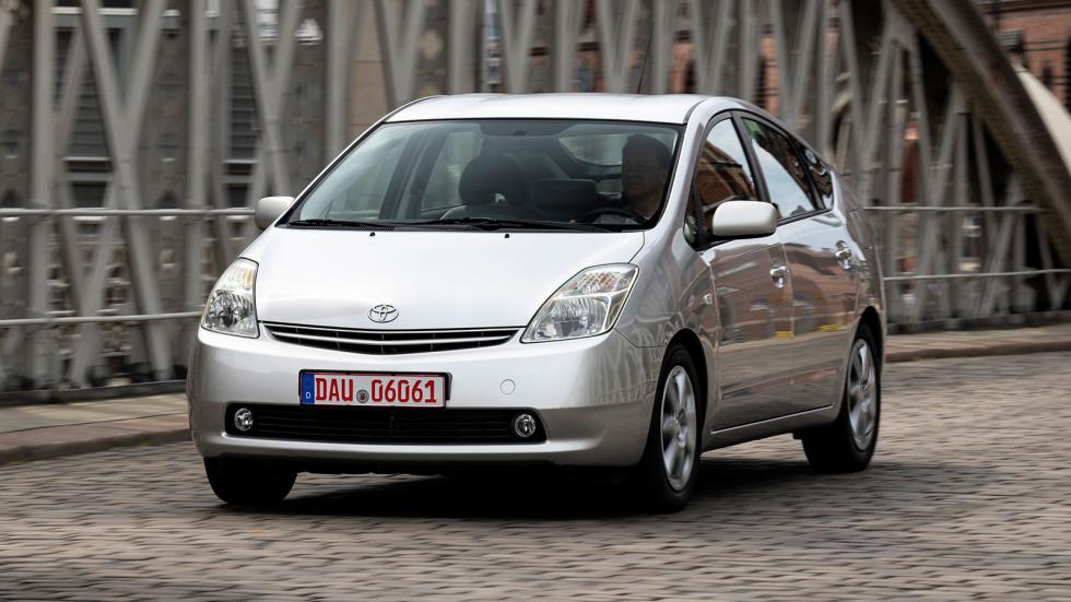 Η δεύτερη γενιά του Prius ήταν αυτή που έβαλε δυνατά την υβριδική τεχνολογία στην αγορά, με την επιτυχία του να «αναγκάζει» την Toyota να καταστρώνει πλάνο για την υβριδοποίηση της γκάμας της.