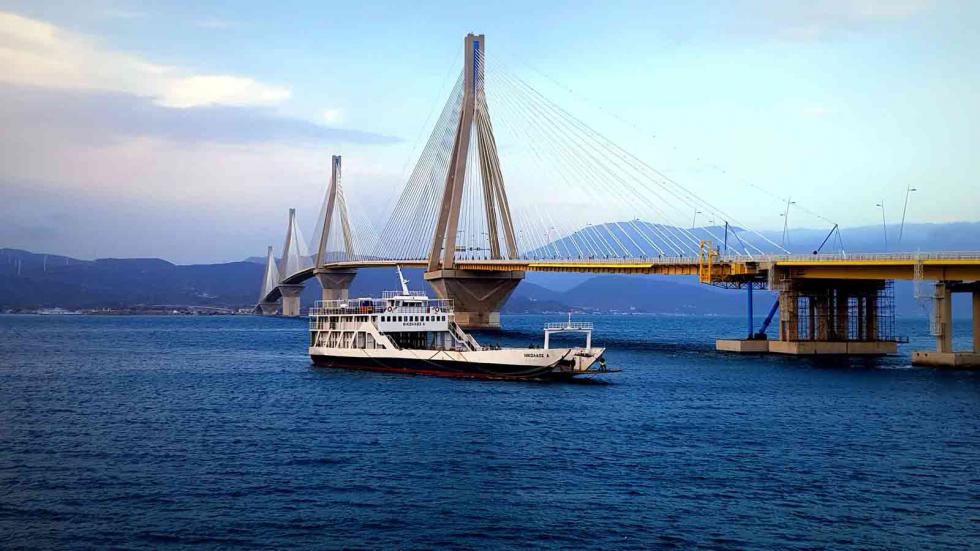 Ρίο-Αντίρριο από τη γέφυρα ή με το ferry boat & 8.20 ευρώ στην τσέπη;