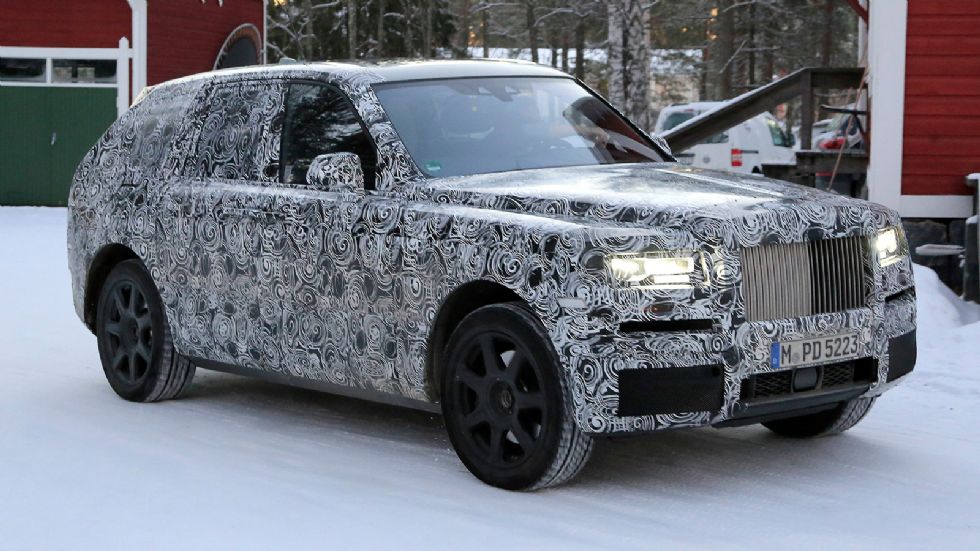 O φωτογραφικός φακός συνέλαβε την Rolls-Royce Cullinan να υποβάλλεται καμουφλαρισμένη σε δοκιμές εξέλιξης στα χιόνια. 