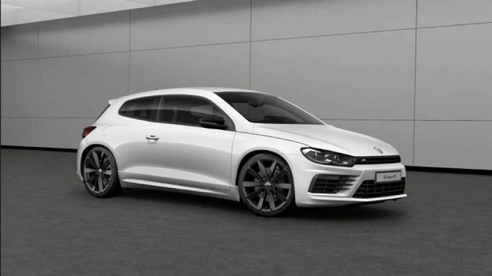 Στο Scirocco R Wolfsburg ξεχωρίζει ο λευκός χρωματισμός του αμαξώματός και οι νέες μαύρες ζάντες 19 ιντσών