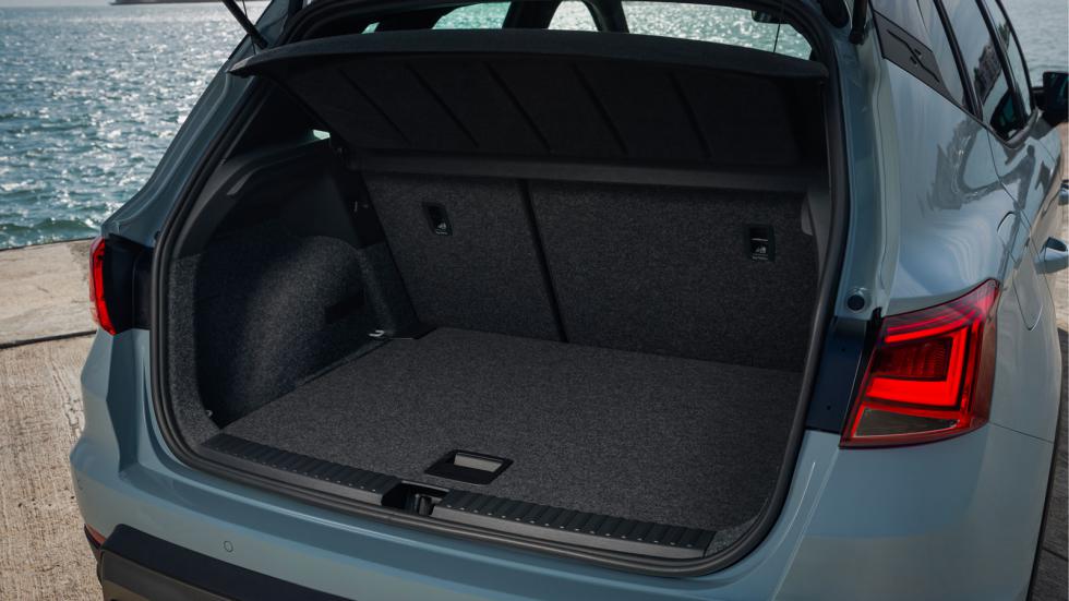 Το πορτ-μπαγκάζ του SEAT Arona διατηρεί την καλή χωρητικότητά του για τα δεδομένα της κατηγορίας των B-SUV (400 λτ.), με το διπλό δάπεδο και τα τέσσερα μεταλλικά άγκιστρα να προσφέρουν επιπλέον ευελιξ