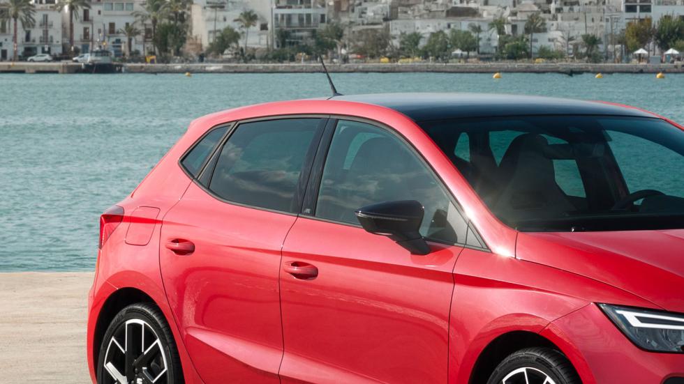 Στις εκδόσεις FR υπάρχει ένα διακριτικό σήμα χαραγμένο με λέιζερ στην κολόνα B των ανανεωμένων SEAT Ibiza και Arona.