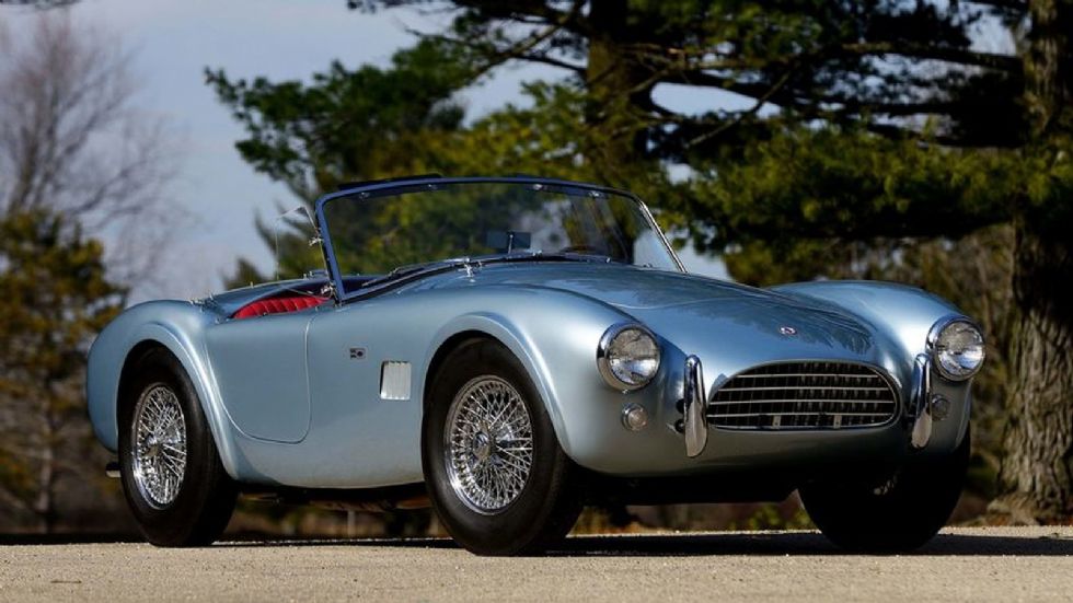 Η ασημί Shelby 289 Cobra Roadster του 1964 με το κόκκινο δερμάτινο εσωτερικό, πουλήθηκε για 1 εκ. δολάρια (896.000 ευρώ). Βλέπετε, είναι το υπ` αριθμόν 271 μοντέλο, από τα 453 που φτιάχτηκαν ποτέ. 
