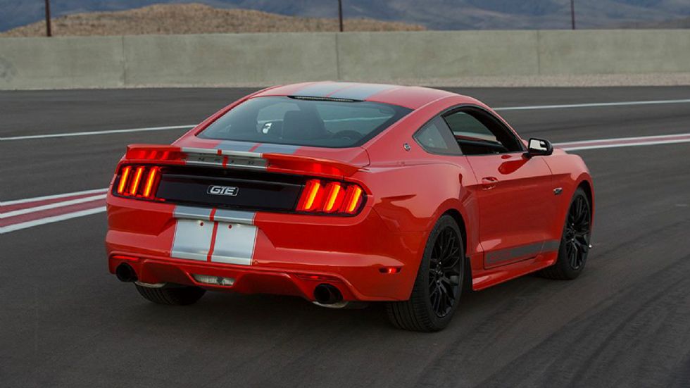 Η Shelby GTE έρχεται με τις εμβληματικές ρίγες σε στιλ Le Mans, αλλά και με τα απαραίτητα σηματάκια. Η εξάτμιση έγινε σε συνεργασία των Ford Performance και Borla.