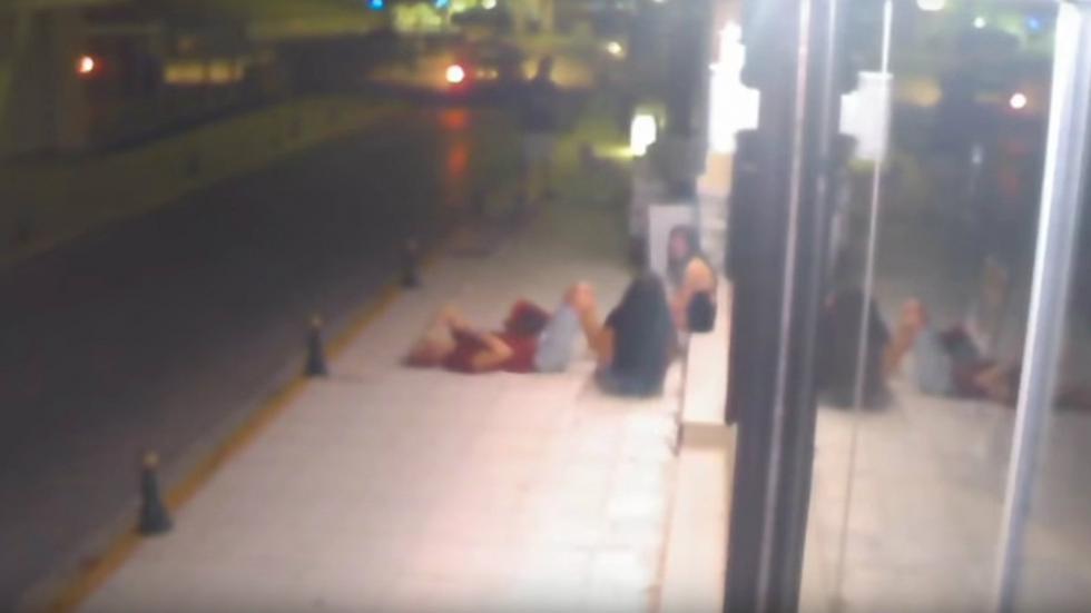 Ευτυχώς τα νέα παιδιά αντιλήφθηκαν έγκαιρα τον κίνδυνο και πρόλαβαν να απομακρυνθούν από το σημείο.
