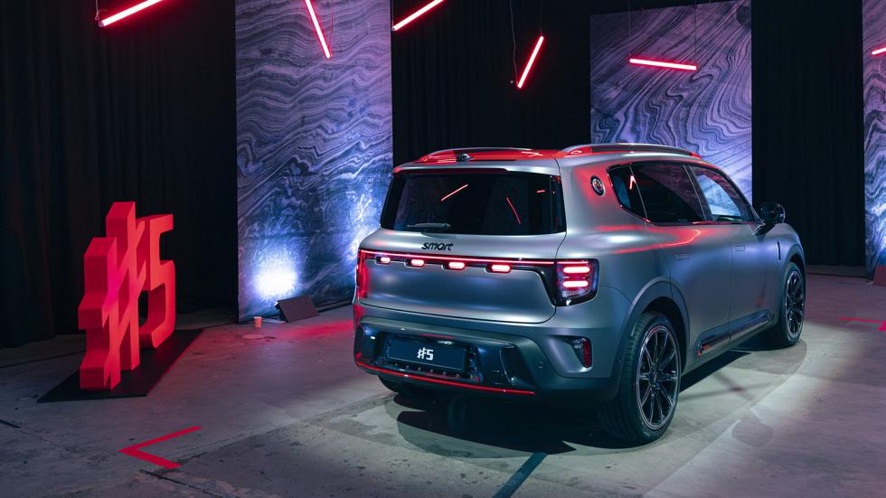 Το smart #5 BRABUS έχει σπορ λεπτομέρειες που τονίζουν τον χαρακτήρα, τόσο στο εξωτερικό, όσο και στην καμπίνα.