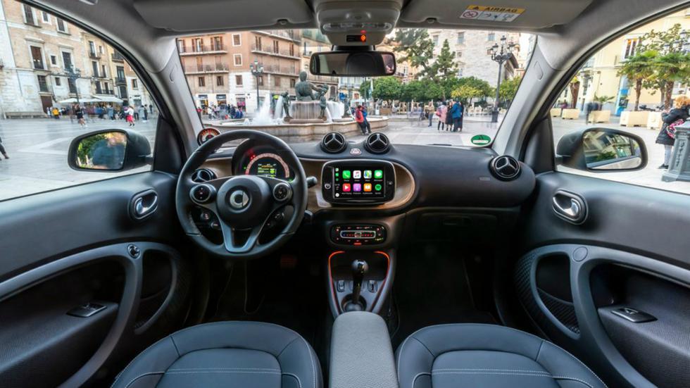 Το διθέσιο εσωτερικό του smart EQ fortwo είναι νεανικό και ευχάριστο, εκφράζοντας ταυτόχρονα τον high-tech χαρακτήρα του χαρισματικού μοντέλου. 