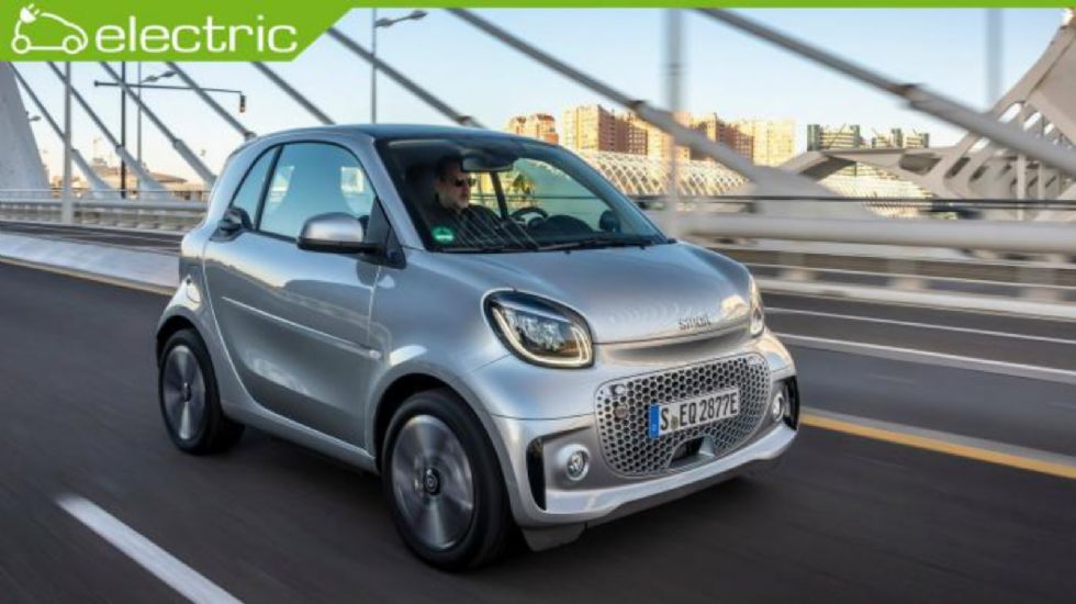 Το smart EQ fortwo εφοδιάζεται με μπαταρίες ιόντων λιθίου χωρητικότητας 17,6 kWh προσφέροντάς του αυτονομία έως 159 χιλιόμετρα (NEDC) με μια μόνο φόρτιση.