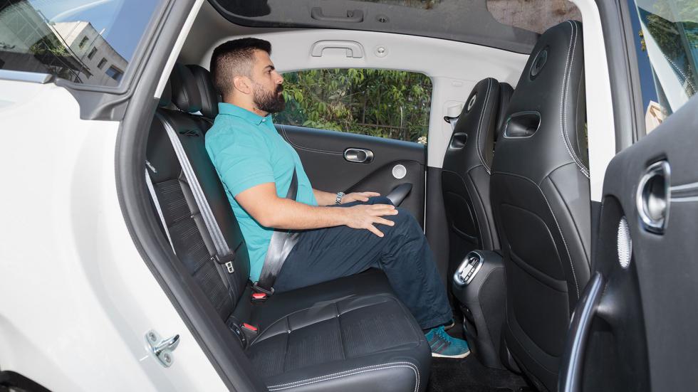 Με 7,2 εκ. «αέρα» ως την οροφή το MG ZS MAX θα χωρέσει με άνεση και επιβάτες μεγάλου αναστήματος (ύψος 1,89 μ.).