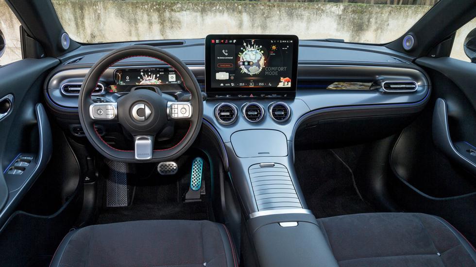 Πολύ καλό ποιοτικά με premium αέρα και σπορ χαρακτήρα είναι το εσωτερικό του smart #3 την κορυφαία Brabus έκδοσή του.