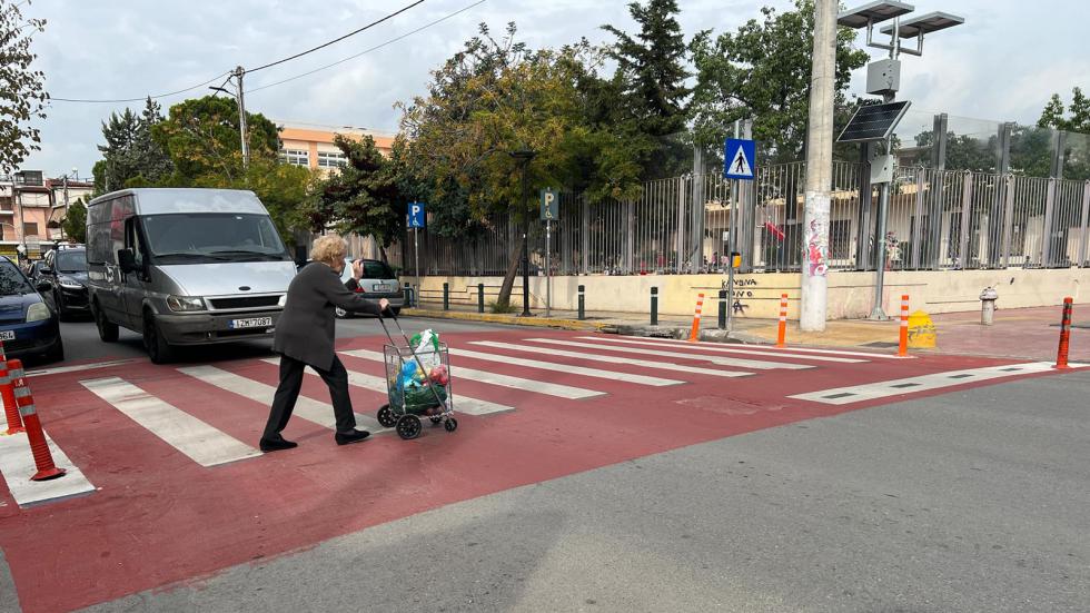 Έξυπνες φωτιζόμενες διαβάσεις: Κόστος πάνω από 20.000 ευρώ έκαστη - Πώς λειτουργούν;