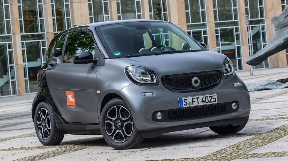 Εξωτερικά το Smart Fortwo Που έγινε σε συνεργασία με την JBL δεν έχει αισθητικές αλλαγές.