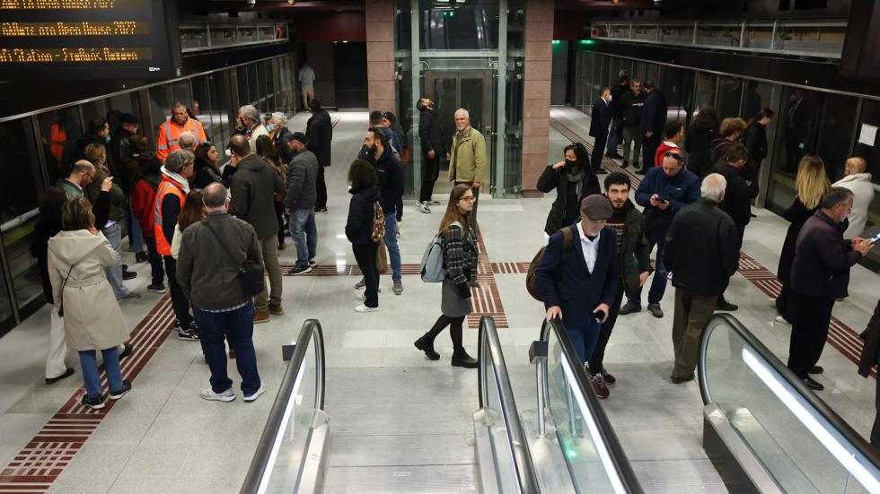 Λαϊκό «προσκύνημα» στο μετρό της Θεσσαλονίκης