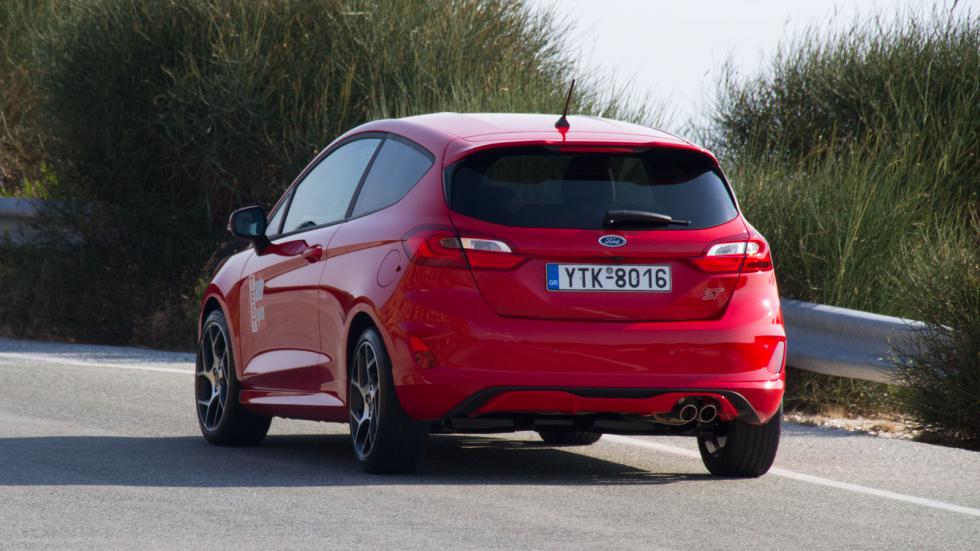 To Fiesta ST είναι σφιχτό οδηγικά και μεταφέρει με εξαιρετική ακρίβεια τις εντολές του οδηγού του στο δρόμο.