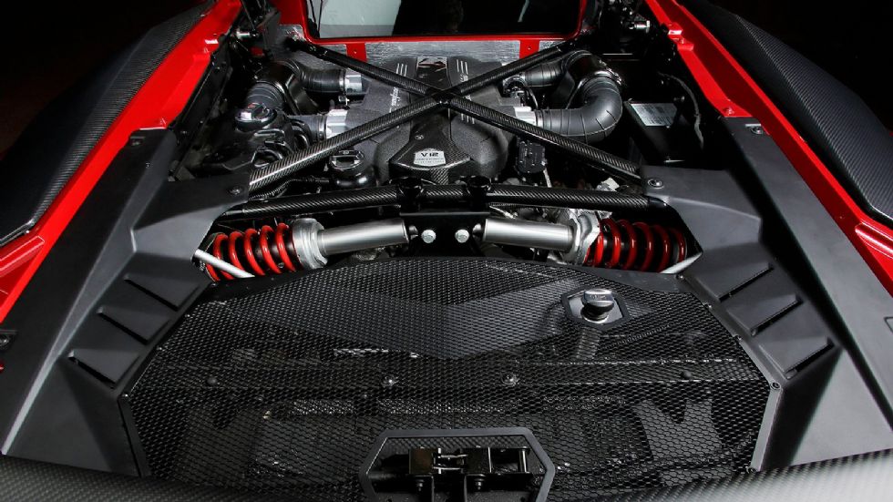 Η Lamborghini Aventador LP 750-4 Superveloce με τον ατμοσφαιρικό V12 των 6,5 λτ. έχει ισχύ 750 ίππων. Κάνει το 0-100 χλμ./ώρα σε 2,8 δλ. και έχει τελική 350 χλμ./ώρα.