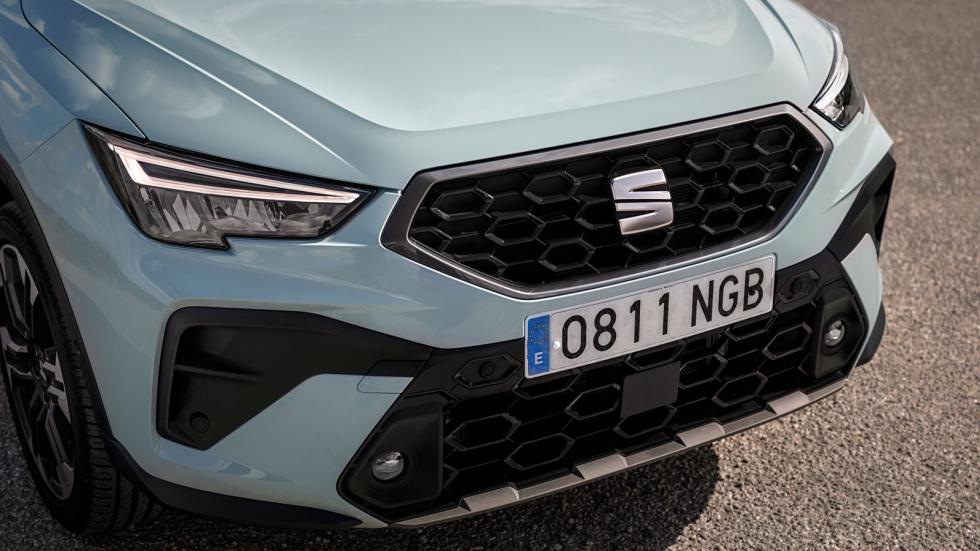 Oι νέοι πιο λεπτοί full LED προβολείς υπόσχονται βελτιωμένη ορατότητα και προσδίδουν ακόμη πιο δυναμικό προφίλ στα ανανεωμένα SEAT Ibiza και Arona.