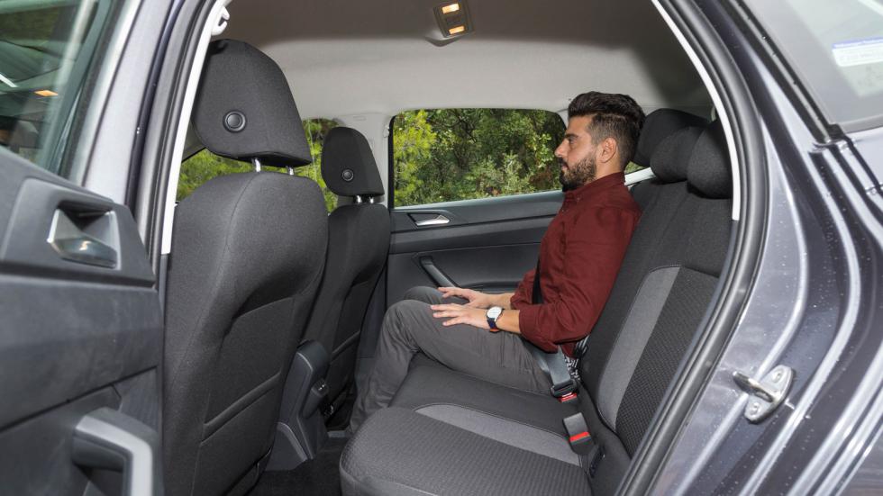 Αρκετά βολική η καμπίνας του SEAT Ibiza, προσφέρει αρκετά καλό για την κατηγορία «αέρα» για τα πόδια του πίσω επιβάτη (12,5 εκ.).