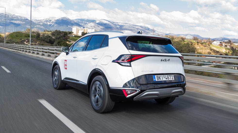 Η διάταξη των πολλαπλών συνδέσμων βοηθά το Sportage στην καλύτερη και αμεσότερη διαχείριση του αμαξώματος, διατηρώντας τις κλίσεις του αμαξώματος σε λογικά επίπεδα σε δρόμο με στροφές.