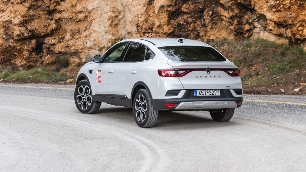 Ο οδηγός του Renault Arkana κάθεται ψηλά και σύντομα βρίσκει εαυτό να απολαμβάνει το προσεκτικό ταίριασμα άνεσης και κρατήματος.