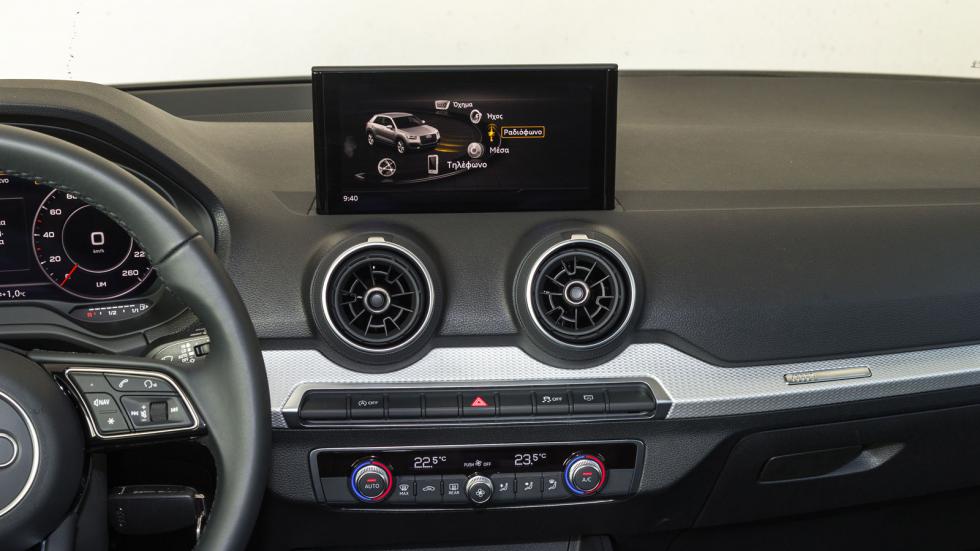 Η οθόνη του Audi Q2 (8,3 ιντσών) δεν είναι αφής παρά την ρυθμίζεις με πιεζοπεριστροφικό επιλογέα.