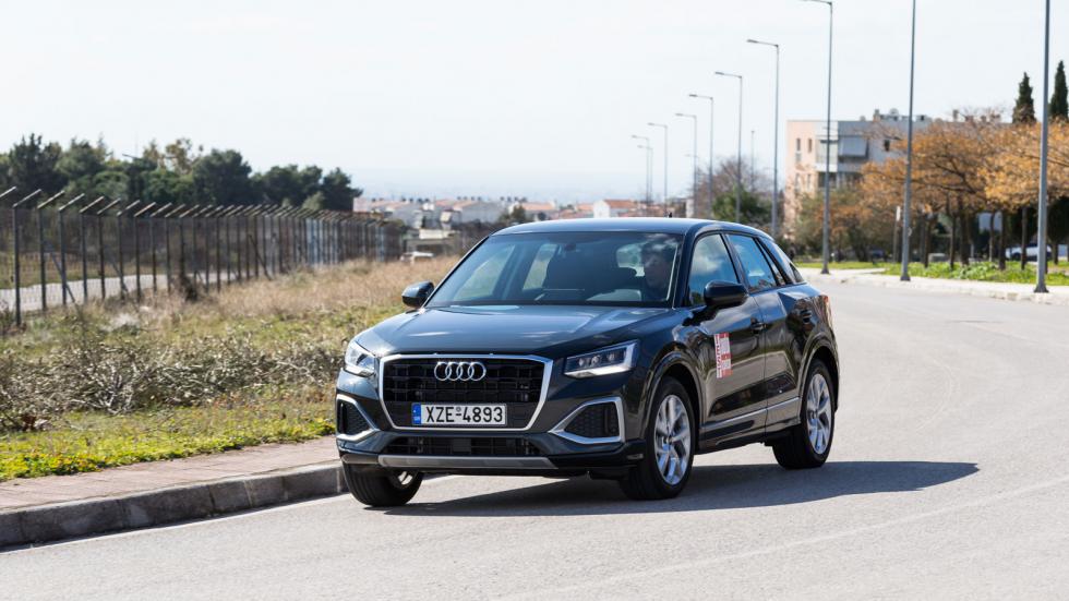 Πολύ καλά επίπεδα άνεσης εξασφαλίζει το Audi Q2, στα θετικά περιλαμβάνουμε και την αίσθηση του τιμονιού και τα ανθεκτικά φρένα.