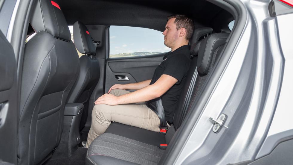 Τα 15,5 εκ. διαθέσιμο χώρο για τα γόνατα των πίσω επιβατών, το Opel Mokka θεωρείται από τα πιο βολικά, στην συγκεκριμένη μέτρηση, SUV πόλης της αγοράς.