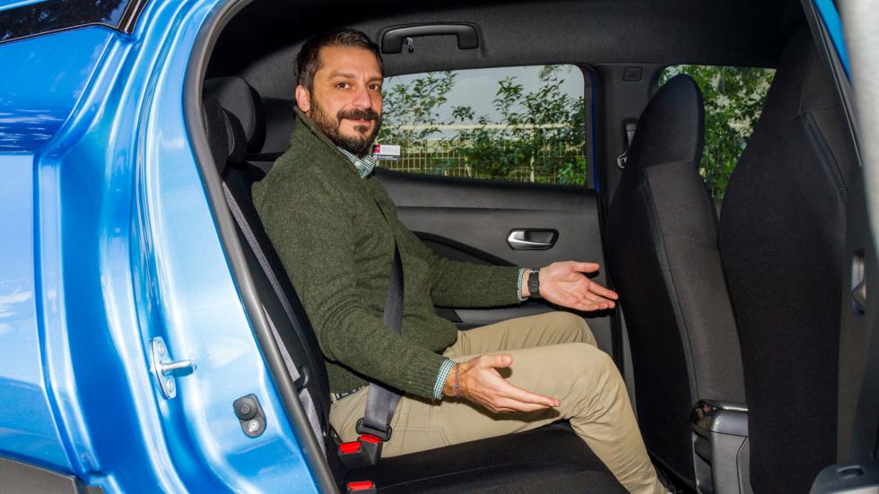Βολικά θα καθίσουν οι 2 ενήλικοι πίσω επιβάτες του SUV της Nissan με τα 13,8 εκ. «αέρα» για τα πόδια.