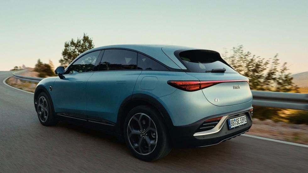 Η χαρακτηριστική coupe σιλουέτα και οι απαλές καμπύλες προσφέρουν σπορτίφ στιλ στο smart #3.