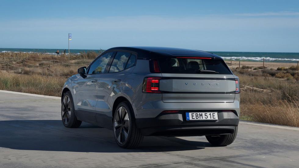 Στο σχετικά τετραγωνισμένο πίσω μέρος του Volvo EX30 οι προβολείς είναι τοποθετημένοι ψηλά, ενώ φέρουν και φώτα ομίχλης.