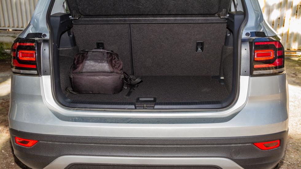 Την φαρδύτερη πίσω καμπίνα της κατηγορίας έχει το SUVάκι της Hyundai, με τα σχεδόν 19 εκατοστά να επαρκούν για την άνετη φιλοξενία και τριών ενήλικων επιβατών.