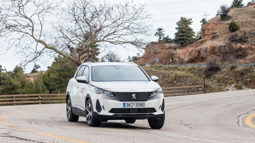 Μοντέρνο και επιβλητικό, στο Peugeot 3008 ξεχωρίζουν τα LED φώτα με τους τριπλούς 3D «όνυχες», με τα φλας να διαθέτουν λειτουργία scroll.