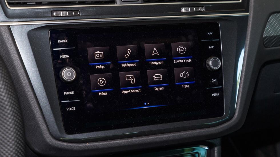 H στάνταρ 8άρα οθόνη αφής του VW υποστηρίζει το infotainment Ready 2 Discover με υπηρεσίες Streaming και Internet.