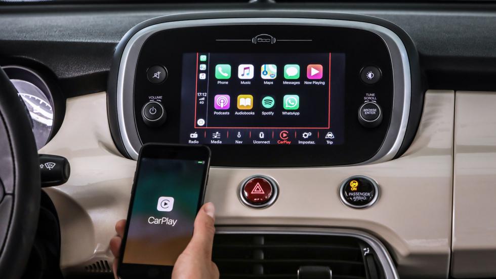 Στην «καρδιά» του ταμπλό στο ιταλικό SUVάκι βλέπουμε touchscreen 7 ιντσών για το infotainment UConnect.