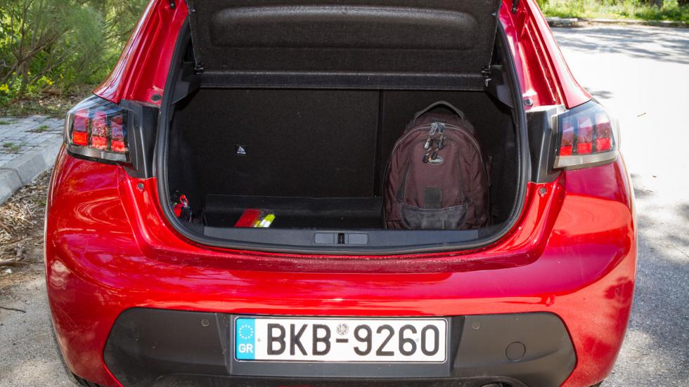 Το Peugeot 208 έχει χώρο αποσκευών 311 λίτρων, νούμερο που μειώνεται στα 265 λτ. στην αμιγώς ηλεκτρική έκδοση e-208.