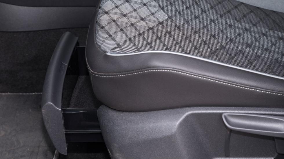 Το συρόμενο πίσω κάθισμα του VW Tiguan έχει θήκες για αντικείμενα και διαμορφώνει το χώρο αποσκευών από τα 420-476 λτ.. 
