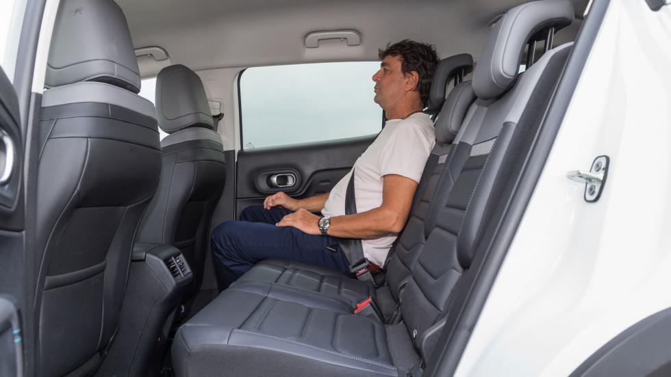 Αρκετά άνετα θα καθίσει ένας επιβάτης στο C5 Aircross, με τα καθίσματα... πολυθρόνες Advanced Comfort να κάνουν τη διαφορά. 