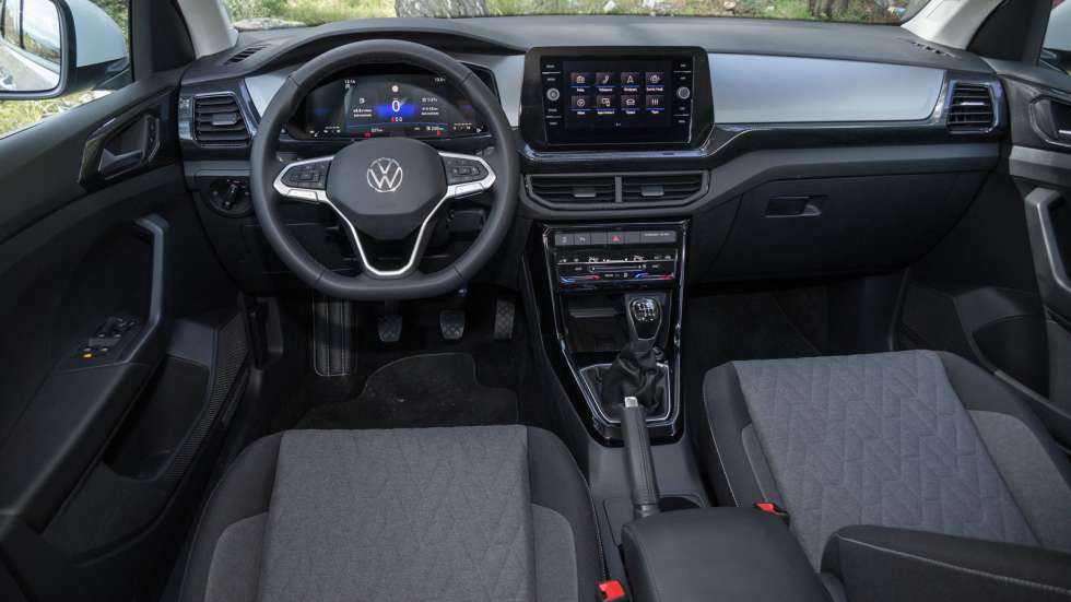 Το VW T-Cross έχει στη βασική έκδοση Essential οθόνη αφής 8 ιντσών και ίδιας επιφάνειας ψηφιακό πίνακα οργάνων.