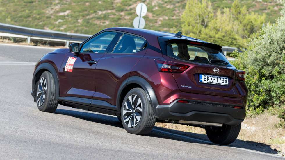 Ο οδηγός του Nissan Juke κάθεται σωστά και λαμβάνει βελτιωμένη αίσθηση από τα βασικά χειριστήρια, τα οποία με τη σειρά τους προσφέρουν πολύ καλή αίσθηση, ενώ η ανάρτηση αποσβένει ικανοποιητικά τις ανω