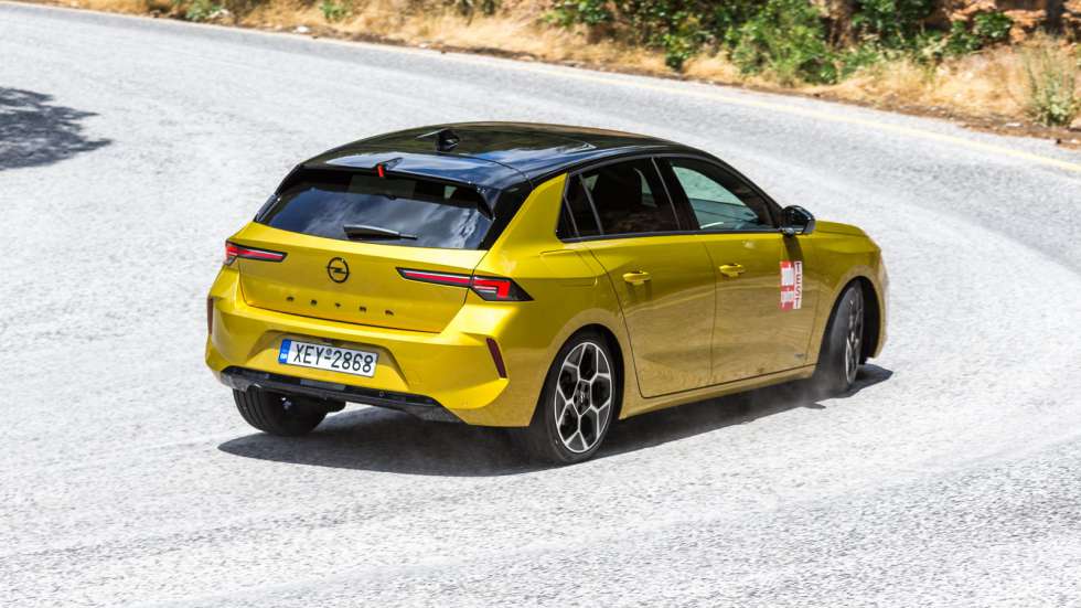 Το Opel Astra diesel δε στερείται δυναμισμού, με τις κλίσεις του αμαξώματος να είναι μικρές και το σύστημα διεύθυνσης να είναι άμεσο και ακριβές, ειδικά στη Sport λειτουργία.