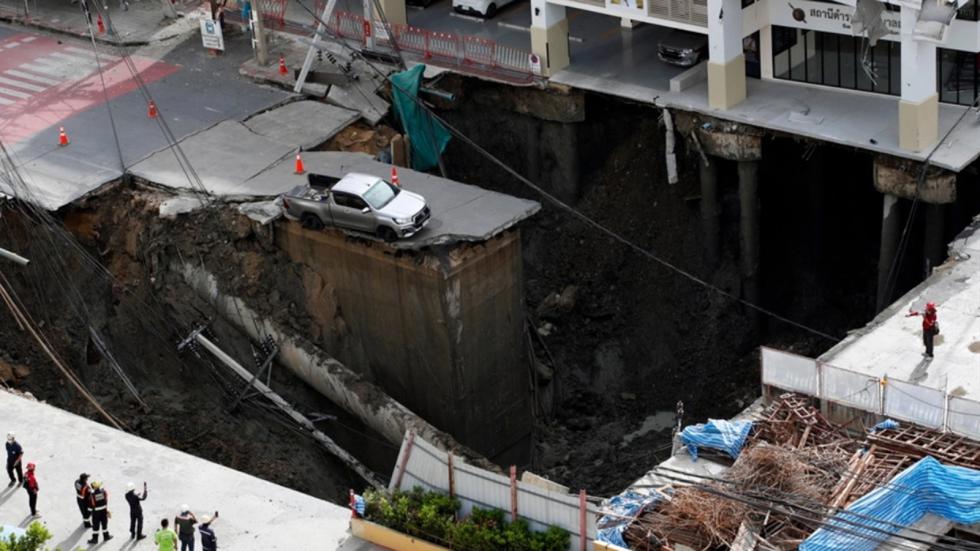 Τεράστια καθίζηση στη Ταϊλάνδη: Τρύπα 50 μέτρων κατάπιε ΙΧ (βίντεο)