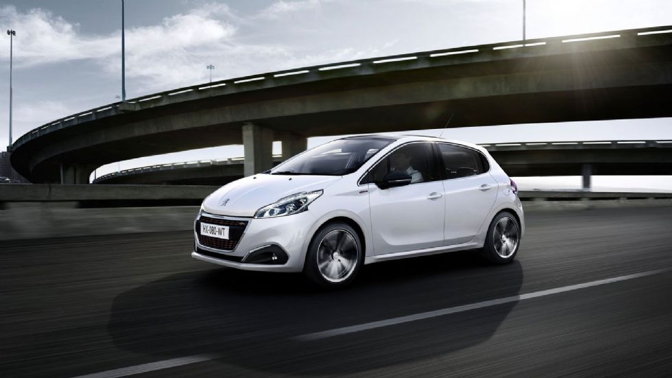 Στα μικρά το Peugeot 208 βρέθηκε στη δεύτερη θέση, σε απόσταση αναπνοής από το πρώτο Toyota Yaris, με τη μεταξύ τους διαφορά να περιορίζεται σε μόλις 13 ταξινομήσεις.