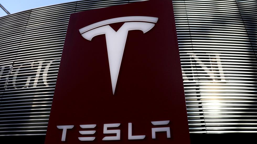 Απέσυρε την αναβάθμιση για φουλ αυτόνομη οδήγηση η Tesla 