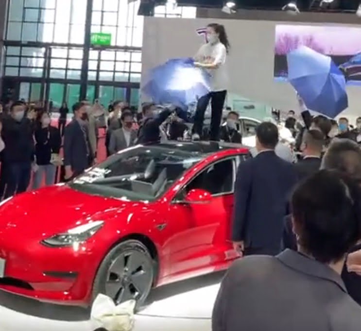 Χαμός στο περίπτερο της Tesla στη Σαγκάη (+video)