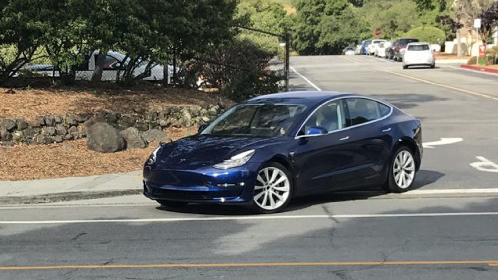 Ο Elon Musk ανακοίνωσε πως τα πρώτα 30 αντίτυπα του Tesla Model 3 θα παραδοθούν στους ιδιοκτήτες τους στις 28 Ιουλίου, κατά τη διάρκεια μιας σπέσιαλ τελετής.