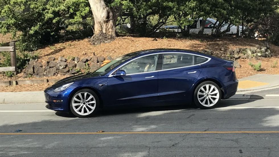 Οι πρώτοι που θα αποκτήσουν το Model 3 θα είναι σε θέση να επιλέξουν μόνο χρώμα αμαξώματος και μέγεθος τροχού, καθώς η Tesla εστιάζει στην επιτάχυνση της παραγωγικής διαδικασίας.