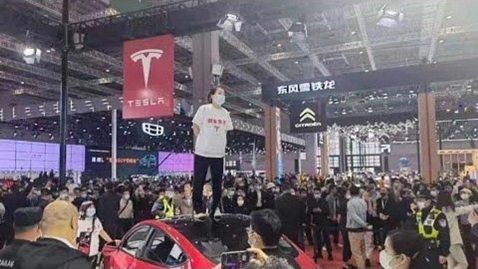 Χαμός στο περίπτερο της Tesla στη Σαγκάη (+video)