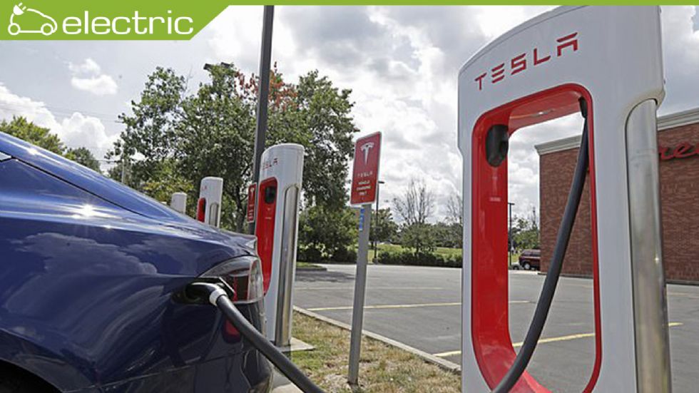 Διαθέσιμοι προς όλους οι ταχυφορτιστές της Tesla