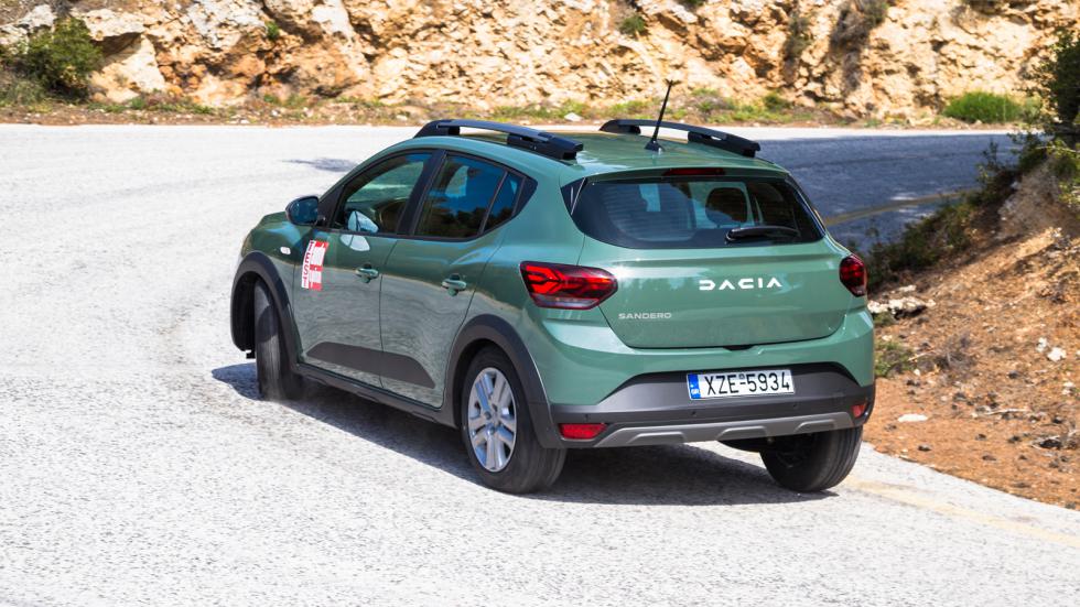 Το Sandero Stepway γέρνει λίγο παραπάνω στις στροφές, αλλά σε γενικές γραμμές είναι σταθερό και ασφαλές σχεδόν σε όλα τα τερέν. Τα 201 χλστ. από το έδαφος να είναι ιδανικά για τις όποιες κακοτοπιές τη